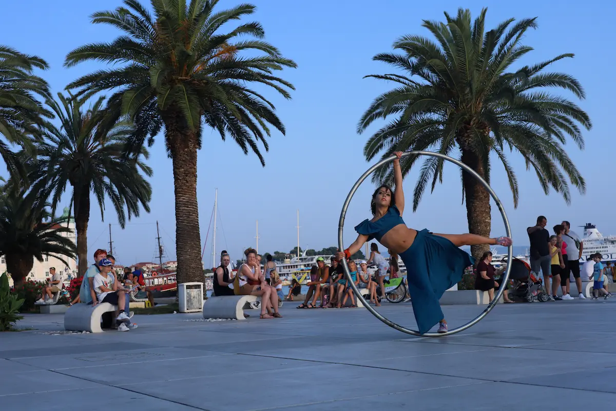 maria-lopez-aerial-straps-cyr-wheel-street-performance-split
