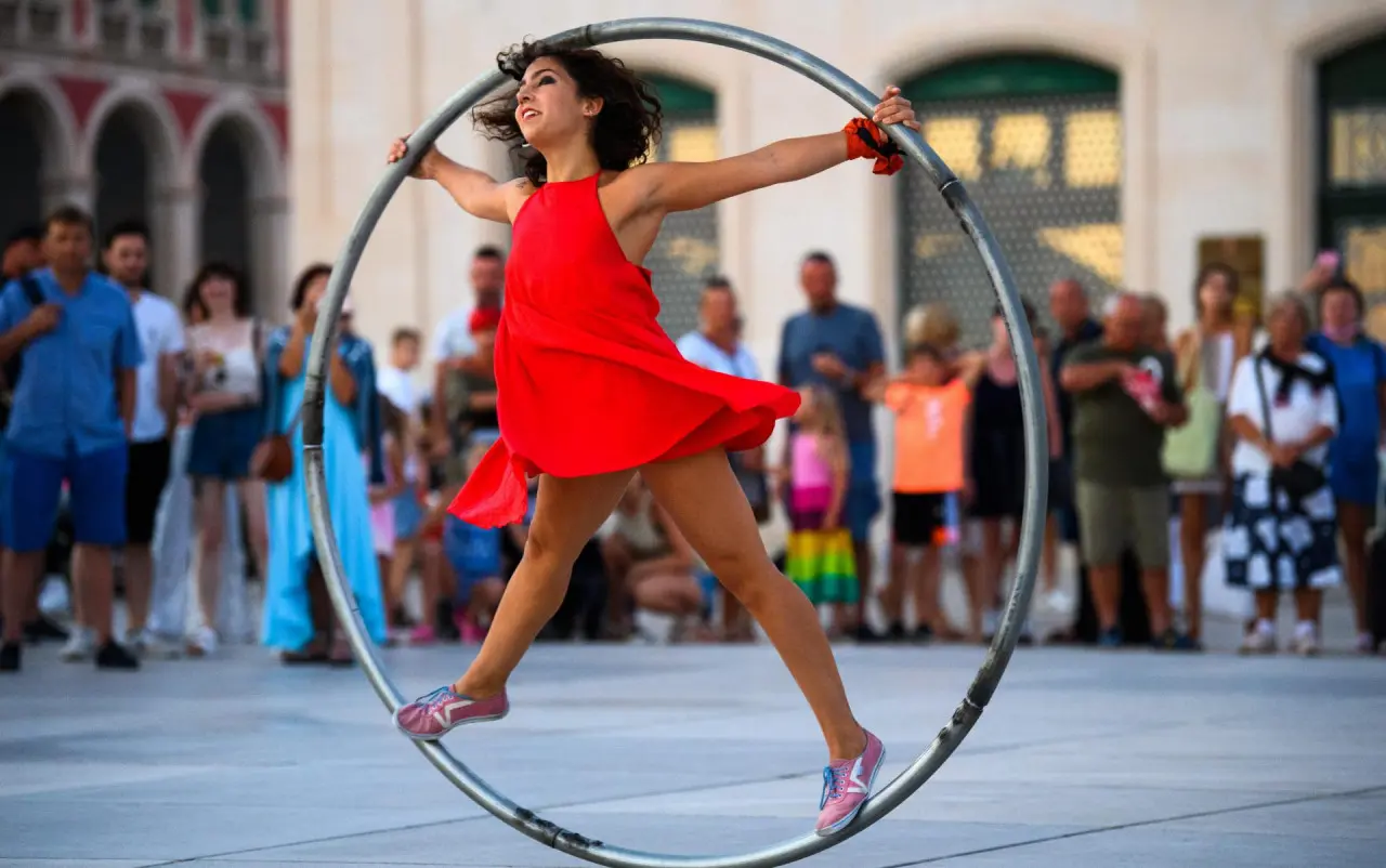 maria-lopez-aerial-straps-cyr-wheel-street-performance